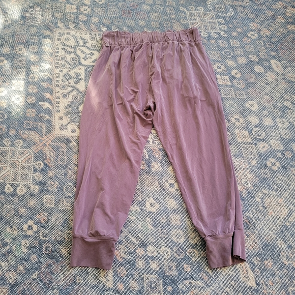 Lululemon Lost in Leisure Crop Jogger Antique Bark Plum Purple Mauve Pink Size 6 - Picture 11 of 13